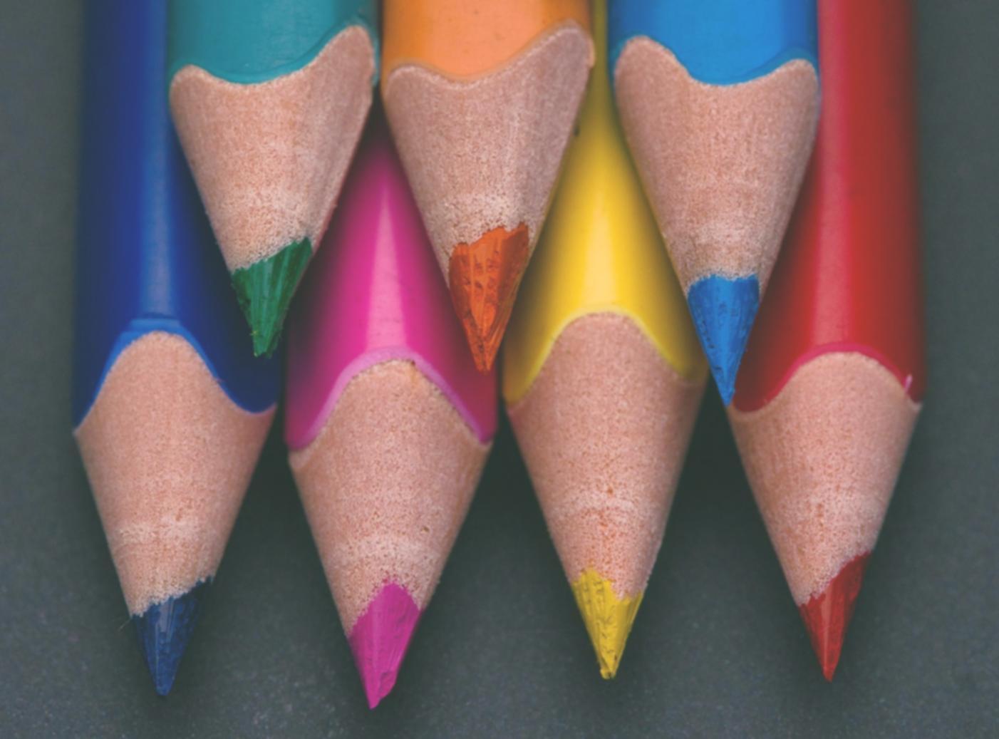 Tavola con colori e strumenti per la teoria del colore