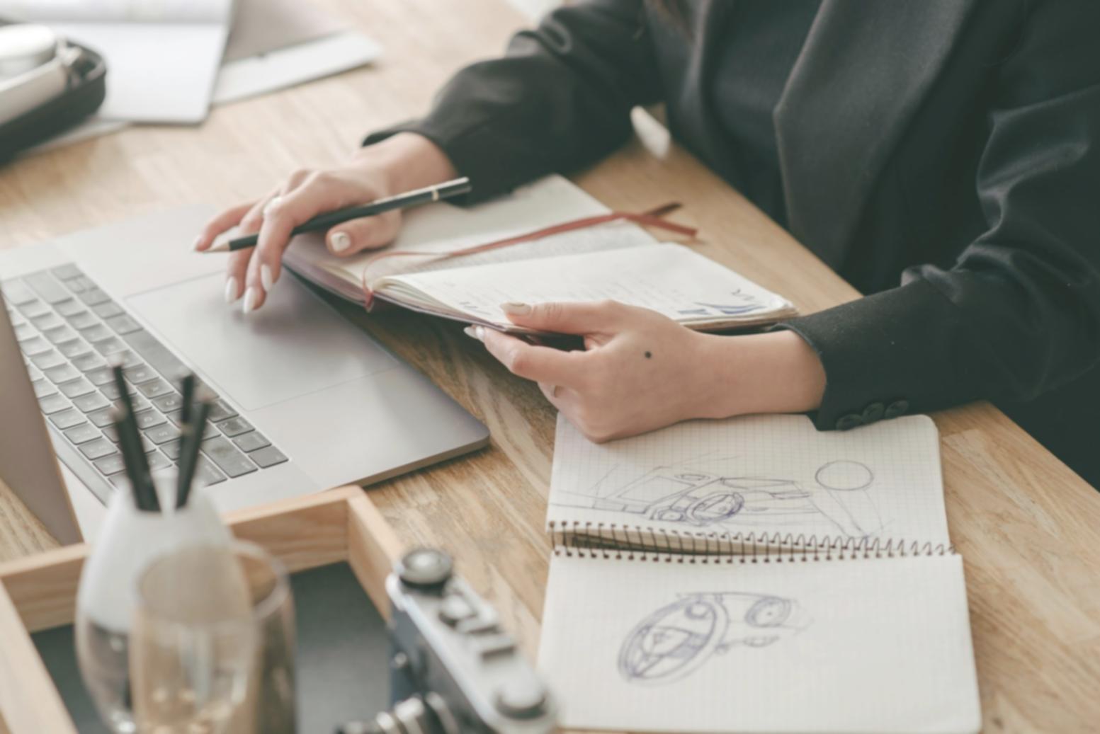 Tavolo da lavoro con materiali artistici e campioni di colore organizzati per studio pratico