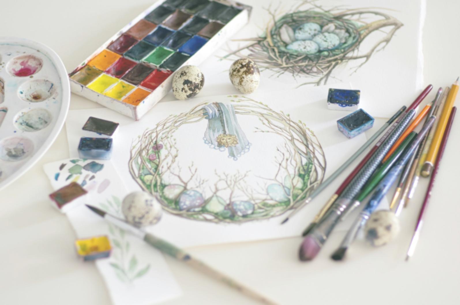 Artista che lavora con colori e pennelli